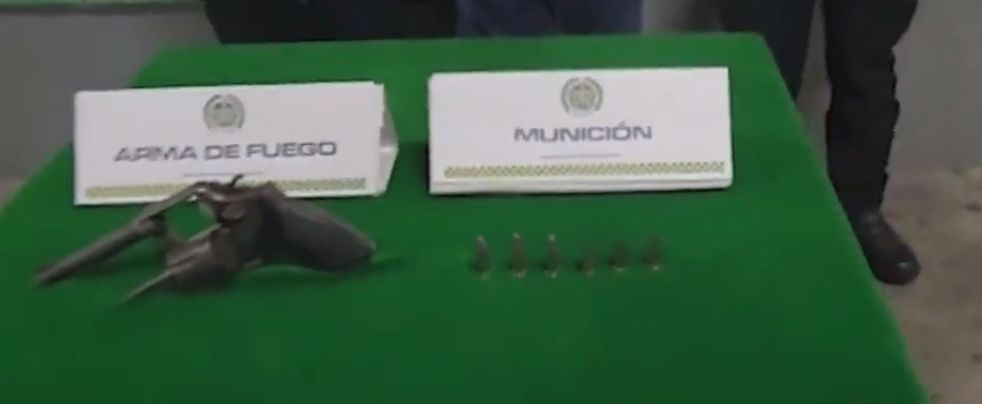 Policía capturó a pillo que con arma de fuego había atracado a 4 personas en el centro de Bogotá La Policía logró la captura de un sujeto que acababa de atracar a 4 personas al interior de un establecimiento con un arma de fuego en el barrio Guadalupe, localidad de Santa Fe.