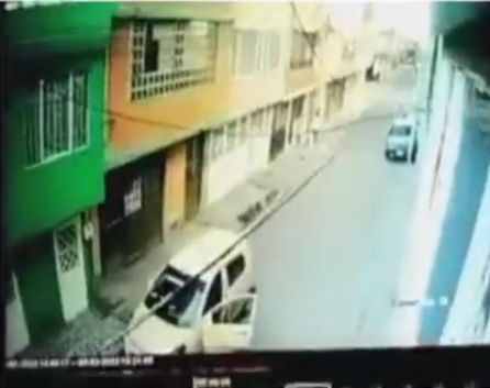 Ladrones en moto se le llevaron el taxi a un hombre en Bosa 1 Ladrones en moto se le llevaron el taxi a un hombre en Bosa ¿Hasta cuándo?, otro hecho de inseguridad se presentó en Bogotá, luego de que delincuentes en moto se le llevaran el vehículo a un taxista en el barrio Porvenir, localidad de Bosa.