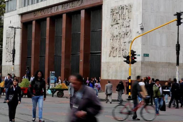 Banco de la República planea lanzar una moneda conmemorativa por sus 100 años 2 Banco de la República planea lanzar una moneda conmemorativa por sus 100 años El Banco de La República cumplirá 100 años en julio de este año. A modo de celebración, el Emisor planea lanzar una moneda conmemorativa que estaría disponible en el cuarto trimestre. Además, se lanzará una serie de publicaciones sobre la historia del Banco y del área cultural.