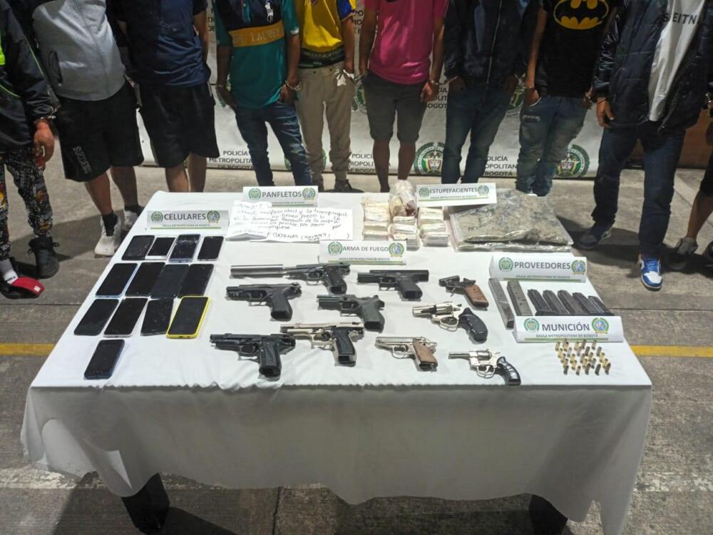 En gran operativo cayeron 18 miembros de la banda 'Satanás II' 2 En gran operativo cayeron 18 miembros de la banda 'Satanás II' La Policía de Bogotá junto a la Fiscalía capturaron a 18 personas que hacen parte de la estructura delincuencial conocida como 'Satanás II', quienes se encargar de extorsionar comerciantes en la localidad de Kennedy.