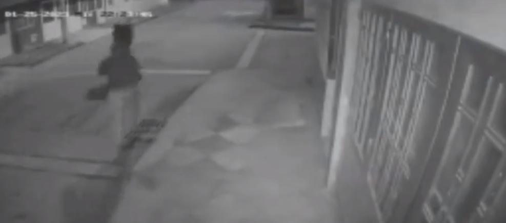 Delincuencia desbordada: ladrones le robaron el carro a una pareja en Engativá 1 Delincuencia desbordada: ladrones le robaron el carro a una pareja en Engativá Nuevamente los delincuentes que se dedican a robar carros en Engativá, volvieron a hacer de las suyas, pues una pareja fue víctima de hurto, a mano armada.