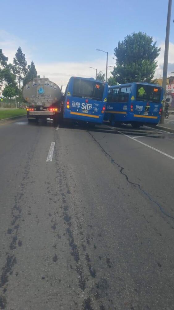 Grave accidente entre dos buses del Sitp y camión cisterna en la Avenida Ciudad de Cali 1 Grave accidente entre dos buses del Sitp y camión cisterna en la Avenida Ciudad de Cali En la mañana de este miércoles se presentó un grave accidente en el que se vieron involucrados dos buses del Sitp y un camión cisterna, en la carrera 95A con Avenida Ciudad de Cali sentido sur - norte.