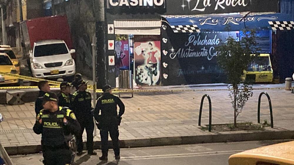 Balacera en casino de Engativá dejó tres muertos, uno de ellos policía En la madrugada de este viernes 17 de febrero, se presentó un atraco en un casino que dejó tres muertos, uno de ellos, un uniformado en el barrio Luis Carlos Galán, localidad de Engativá.