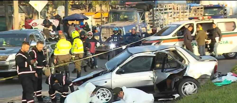 Aparatoso accidente en la calle 13 dejó un muerto En la madrugada de este viernes se presentó un fatal accidente que cobró la vida de una persona, luego de que 3 vehículos colisionaron fuertemente en la calle 13 con avenida Cali.