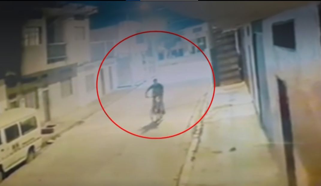 Infame: asesinaron a periodista por robarlo 1 Infame: asesinaron a periodista por robarlo La inseguridad azota al país, ahora un periodista fue asesinado por un criminal que buscaba robarle el celular en el municipio de Flandes, Tolima.