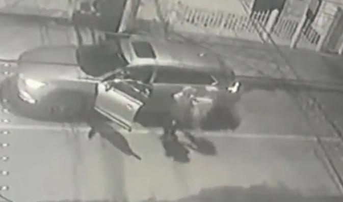 Con pistola en mano delincuentes le robaron la camioneta a un hombre en Engativá La delincuencia en Bogotá sigue en aumento, pues recientemente se conoció el caso de un hombre que al momento de guardar su camioneta en su casa, fue abordado por tres sujetos que se la llevaron en el barrio La Perla, localidad de Engativá.