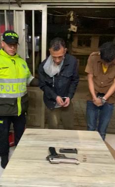 Robo a una camioneta terminó en angustiosa balacera y persecución al norte de Bogotá 1 Robo a una camioneta terminó en angustiosa balacera y persecución al norte de Bogotá Qué inseguridad tan brava: nuevamente un ciudadano es víctima de delincuentes armados que, al llegar a su casa en el barrio Modelo Norte, localidad de Barrios Unidos, lo interceptaron y le robaron su camioneta. Sin embargo, los bandidos no contaban con que la Policía estaría alerta.