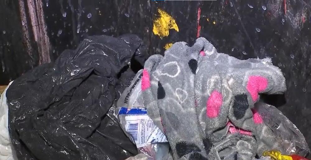 Desalmados: autoridades encontraron un feto en un contenedor de basura en Ciudad Bolívar 1 Desalmados: autoridades encontraron un feto en un contenedor de basura en Ciudad Bolívar En la tarde de ayer, una persona que buscaba reciclaje encontró un feto envuelto en una sábana en un contenedor de basura en el barrio Tierra Roja, localidad de Ciudad Bolívar.