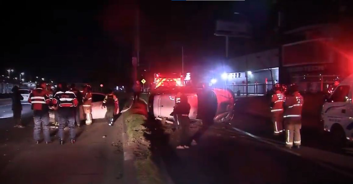Fuerte accidente entre carros particulares en la Autopista Norte En la madrugada de este lunes se registró un fuerte accidente en la Autopista Norte con calle 134, en el que un conductor aparentemente en estado de embriaguez chocó contra una camioneta en la que se movilizaba una familia.
