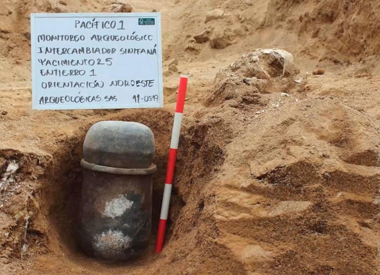 Increíble hallazgo arqueológico: encontraron bebé de hace más de 1.600 años Con la misma suerte de una botella que se tira al mar con un mensaje adentro esperando que algún día alguien lo lea, un grupo de arqueólogos encontró en una montaña de Bolombolo una urna funeraria con una bebé dentro, de 1.640 años de antigüedad, y muchas pistas y voces del rompecabezas que siempre es cualquier pasado.