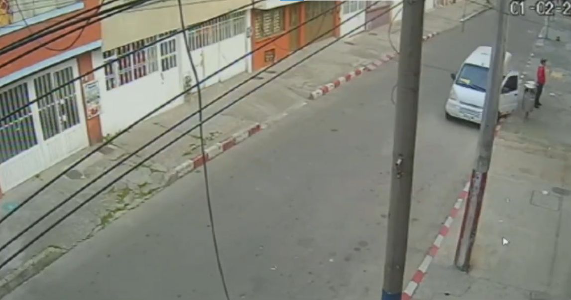 Pillos se robaron una camioneta y se estrellaron contra un taxi en Puente Aranda Delincuentes se robaron una camioneta que estaba estacionada frente a una casa, y en su huida se estrellaron contra un taxi en la localidad de Puente Aranda.