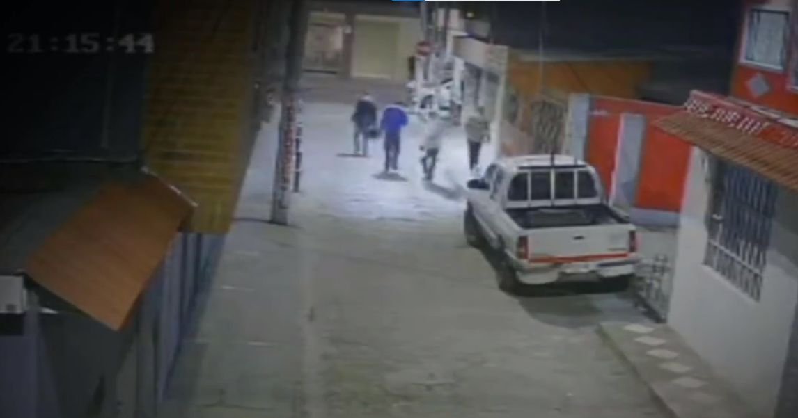 Por estar en un parque, joven fue atacado con cuchillo en Engativá 1 Por estar en un parque, joven fue atacado con cuchillo en Engativá Residentes del barrio Santa Rosita, localidad de Engativá, denuncian que son atacados por los mismos vecinos que, por tener el control en la zona hieren a las personas, esta vez, la víctima fue un joven.