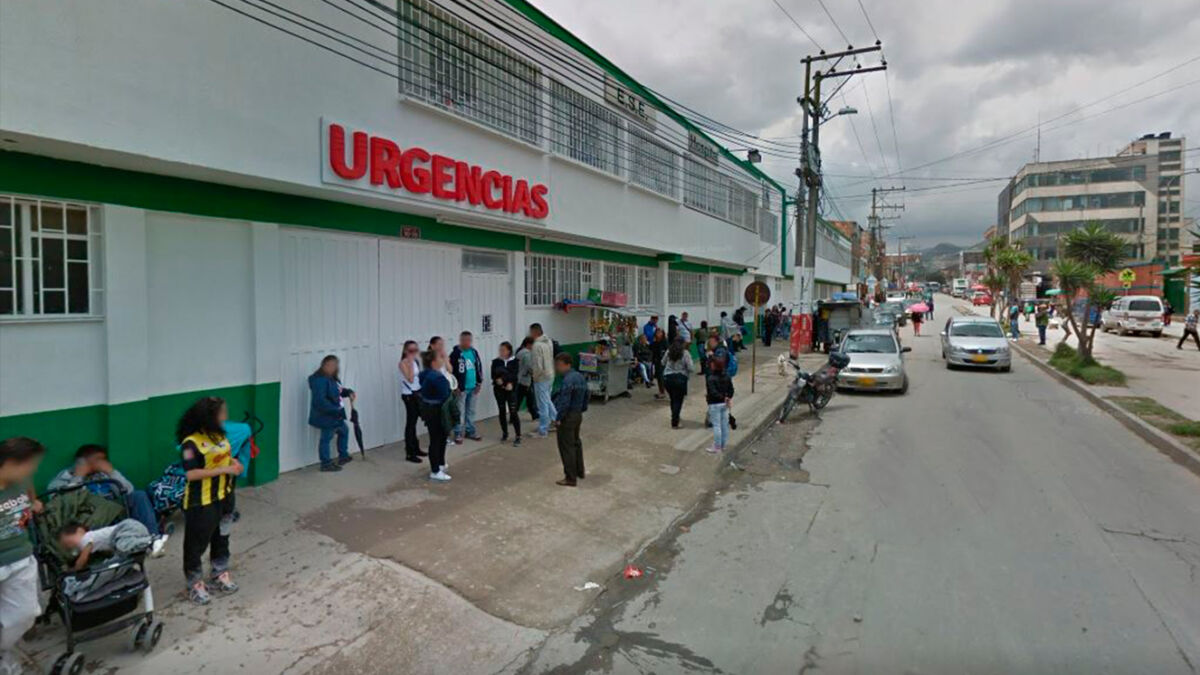 Joven fue hallado en estado de coma En la madrugada del sábado, un conductor de servicio público del municipio de Soacha se encontró con un angustiante cuadro cuando se dirigía a empezar sus labores. Cerca de la 1 de la mañana el joven, que iba transitando en inmediaciones del Hospital Mario Gaitán Yanguas, vio en medio de la oscuridad una silueta en plena calle. Cuando el hombre se acercó para constatar qué sucedía, se llevó una sorpresa.