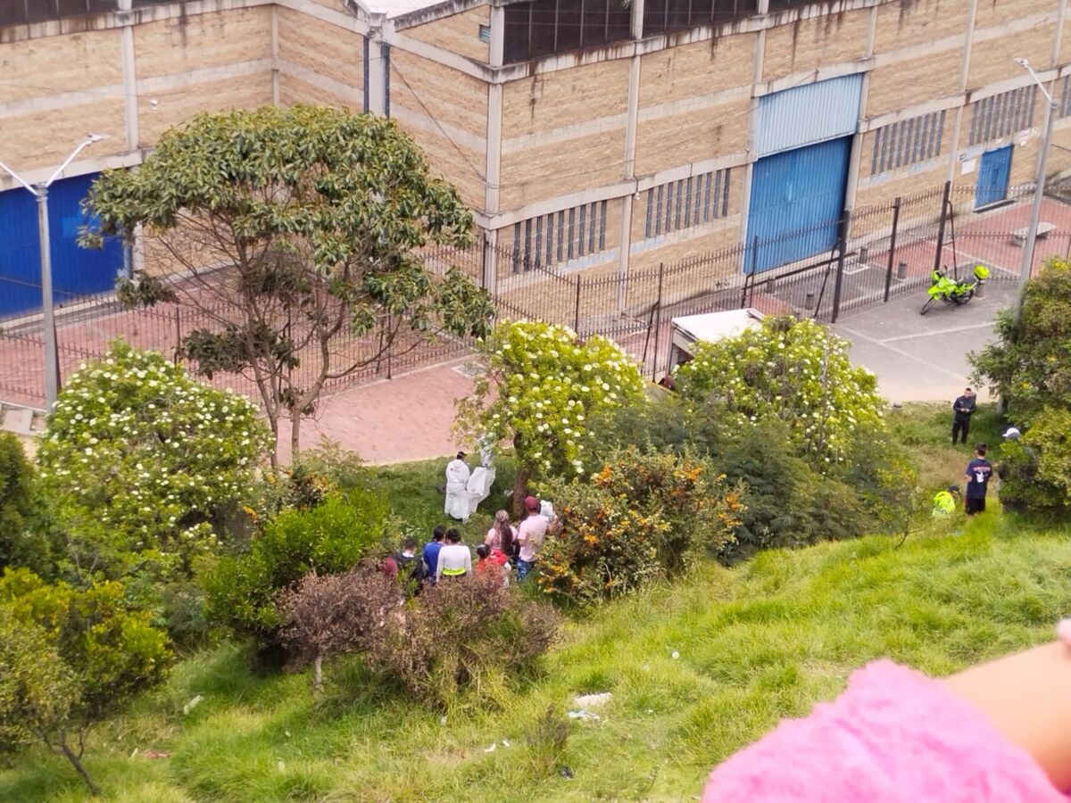 Macabro hallazgo cerca a un colegio de Ciudad Bolívar Hay preocupación entre la comunidad y las autoridades de Ciudad Bolívar por la gran cantidad de homicidios que se han presentado en los últimos días, cerca de la madrugada del sábado se registró la muerte de tres jóvenes, dos de 15 años y uno de 20 tras ser baleados en el sector de Arborizadora Alta.