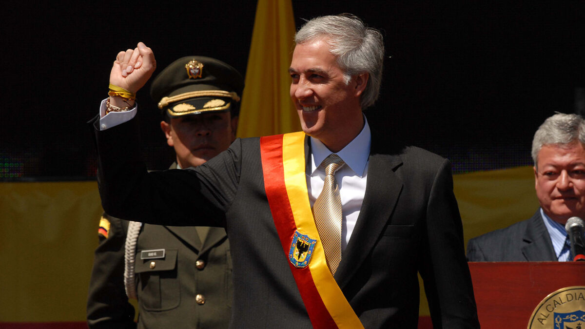 Samuel Moreno, el hombre de la izquierda que terminó en la 'cana' 5 Samuel Moreno, el hombre de la izquierda que terminó en la 'cana' Víctima de un infarto que no pudo superar, el fallecido exalcalde de Bogotá, Samuel Moreno Rojas, fue una de las figuras políticas que tuvo la izquierda colombiana, pero que se hundió tras ser condenado por corrupción.