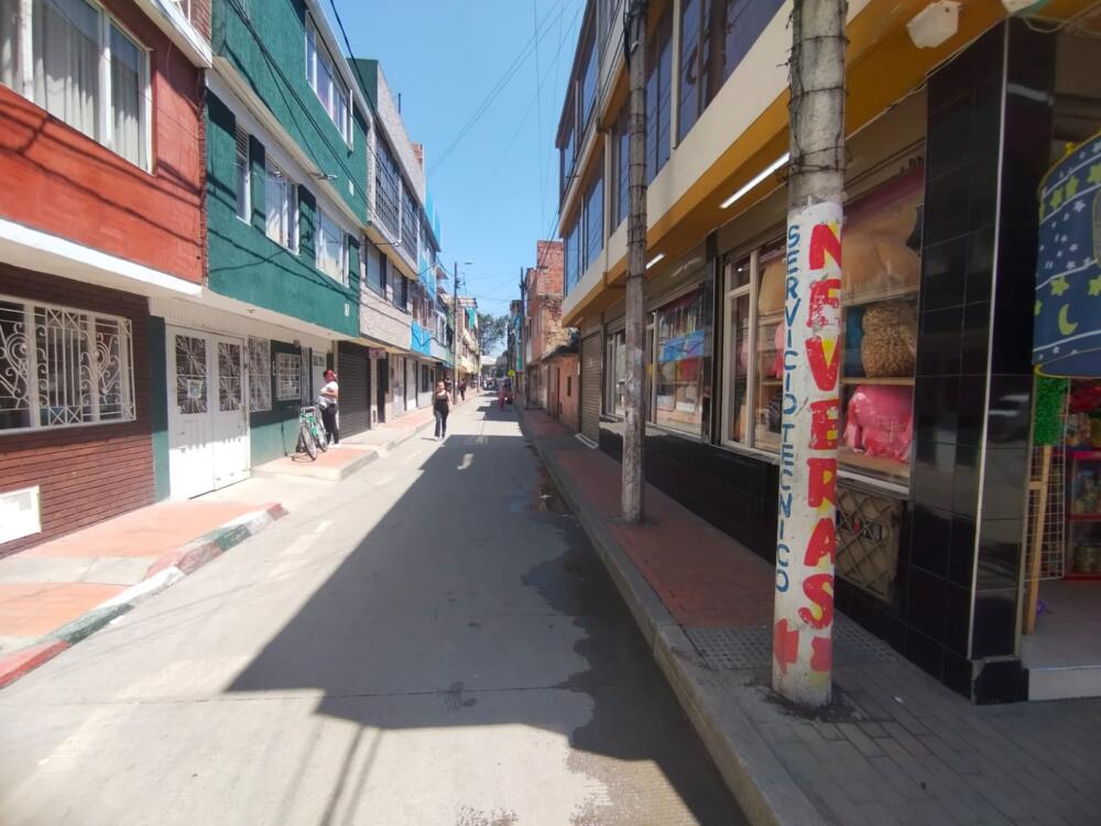 Mujer asesinó a su pareja a puñal en Suba Una riña a puñal entre una pareja cobró la vida de un hombre en el barrio Simón Bolívar de Suba. La mujer fue capturada por las autoridades.