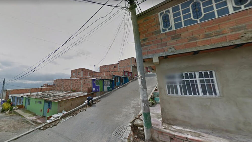 Noche de bala y muerte en Ciudad Bolívar 1 Noche de bala y muerte en Ciudad Bolívar Faltando cinco minutos para las 11 de la noche de este domingo, en una de las barriadas ubicada en la parte alta de la localidad de Ciudad Bolívar, exactamente en el sector de Tres Reyes, un hombre de aproximadamente 30 años fue víctima de un despiadado ataque sicarial que le quitó la vida en cuestión de minutos.
