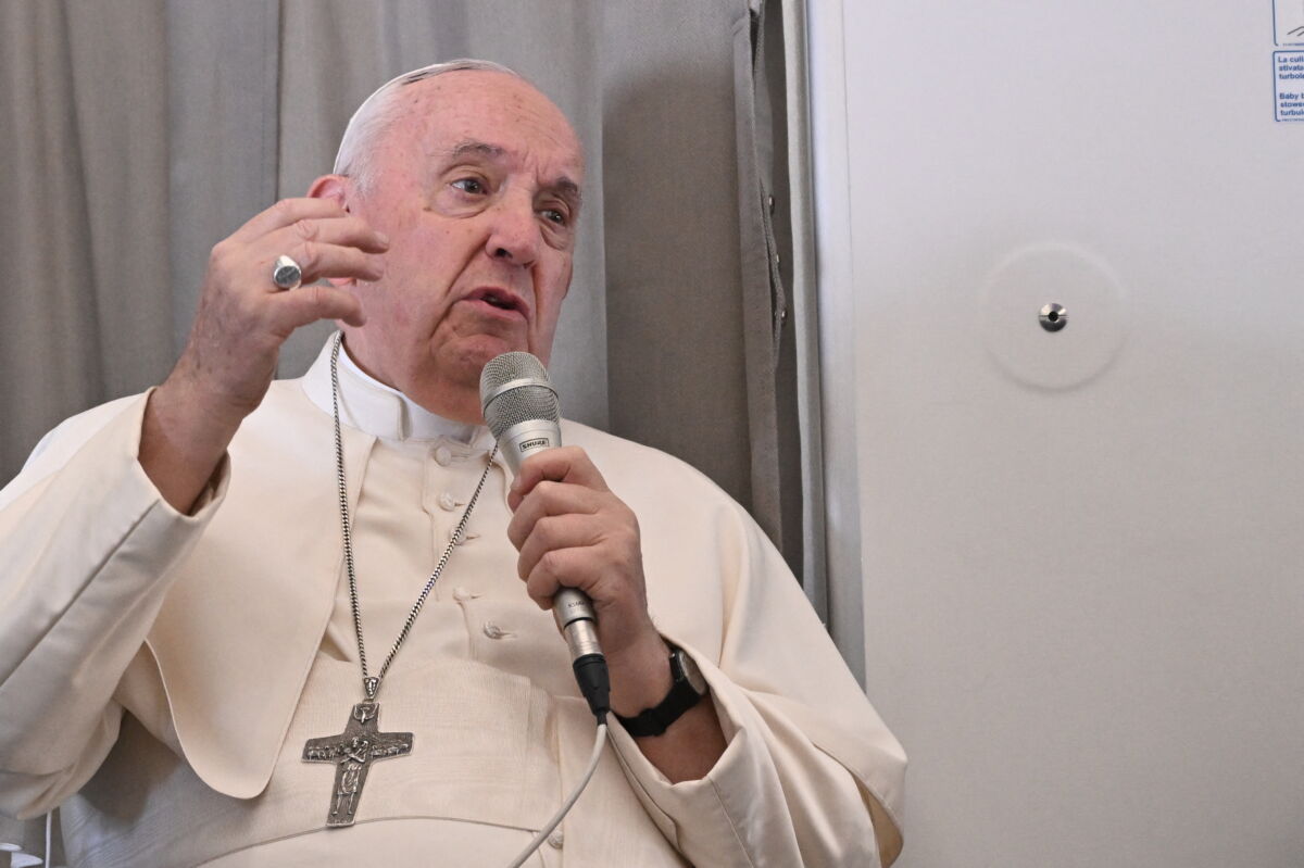 El papa denuncia que muerte de Benedicto XVI ha sido instrumentalizada 1 El papa denuncia que muerte de Benedicto XVI ha sido instrumentalizada El Papa ha denunciado en el avión de regreso de África central que la muerte de Benedicto XVI "ha sido instrumentalizada" por parte de "gente sin ética".