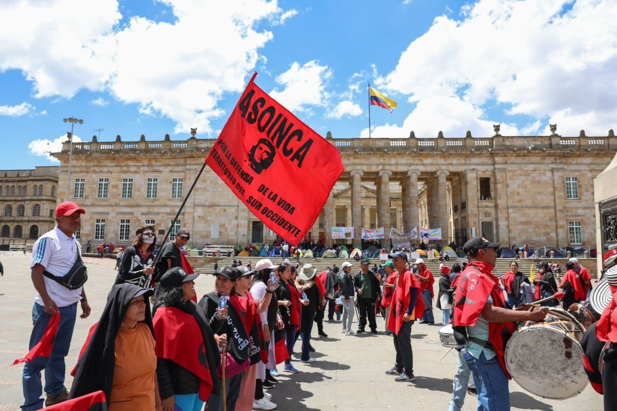 MinEducación se reunió con manifestantes de la Plaza de Bolívar 1 MinEducación se reunió con manifestantes de la Plaza de Bolívar Las personas que se encuentran aglomeradas en la Plaza de Bolívar miembros de un sindicato de educadores del Cauca, quienes protestan por el sistema intermediado que tienen que soportar para poder acceder a servicios de salud.