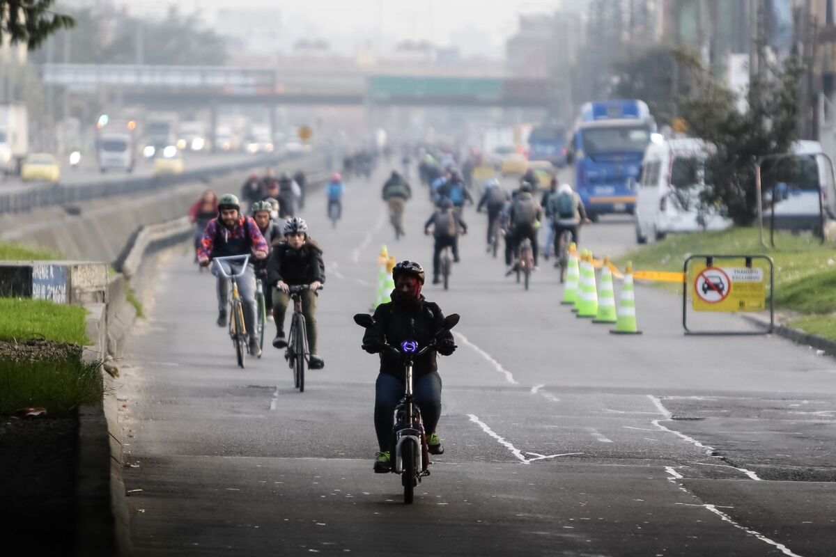 EN FOTOS: Los bogotanos optaron por la bici en el Día sin Carro y sin Moto 3 EN FOTOS: Los bogotanos optaron por la bici en el Día sin Carro y sin Moto La mayoría de bogotanos prefirieron este jueves sacar sus bicicletas para movilizarse en el Día sin Carro y sin Moto, con el fin de llegar a sus destinos a su ritmo y tiempo, ya que se espera que haya congestión en las estaciones y portales de TransMilenio debido al alto flujo de usuarios.