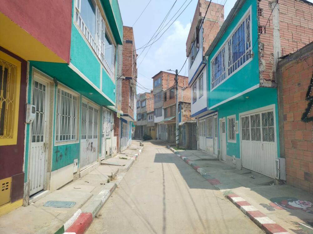 Gresca a puñal terminó con la vida de Óscar en Bosa 1 Gresca a puñal terminó con la vida de Óscar en Bosa La intolerancia sigue cobrando víctimas por la ciudad, y ayer en la localidad de Bosa se confirmó que un joven de 21 años perdió la vida luego de batallar cerca de un día por su vida en el Cami de la localidad.