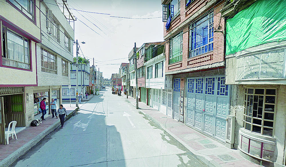 Ataque a bala contra mujer causó terror en Engativá Desde un taxi se produjo el disparo que sembró el terror por varios minutos en una zona aledaña a uno de los parques del barrio Villa Gladys, en la localidad de Engativá.