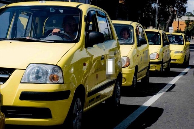 Estas son las exigencias de los taxistas: no quieren más Uber 7 Estas son las exigencias de los taxistas: no quieren más Uber Desde las 4 de la mañana de este miércoles, los taxistas dieron inicio a su jornada indefinida de paro nacional en contra del Gobierno, debido a que se sienten inconformes con la falta de garantías que tienen, puesto que le han pedido al presidente que ponga en cintura a los conductores de plataformas de transporte.
