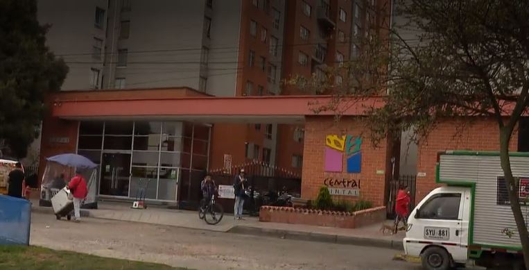 El sanguinario 'Tren de Aragua' se tomó un conjunto residencial en Bogotá 1 El sanguinario 'Tren de Aragua' se tomó un conjunto residencial en Bogotá Los habitantes del Parque Residencial Tintal etapa uno y dos, en la localidad de Kennedy, viven en medio del miedo y la zozobra todo por cuenta de unos panfletos que están recibiendo en las puertas de sus hogares por parte del sanguinario 'Tren de Aragua'.