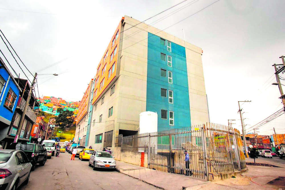 A puñaladas asesinaron a Cristian en Ciudad Bolívar 2 A puñaladas asesinaron a Cristian en Ciudad Bolívar En la mañana de este sábado un hombre, de unos 31 años, llegó malherido al Hospital de Meissen. El sujeto, al parecer, fue llevado por unos amigos luego de que lo hirieran en medio de una riña. El herido necesitaba atención urgente tras recibir varias puñaladas, en medio de la gresca en la que resultó involucrado.