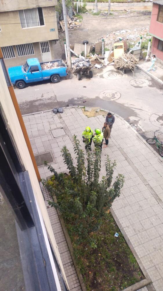 Ataque sicarial dejó un muerto y un herido en Engativá 2 Ataque sicarial dejó un muerto y un herido en Engativá Un ataque sicarial hecho por dos hombres en la mañana de este martes dejó un muerto y un herido en el barrio Mirador, de la localidad de Engativá.