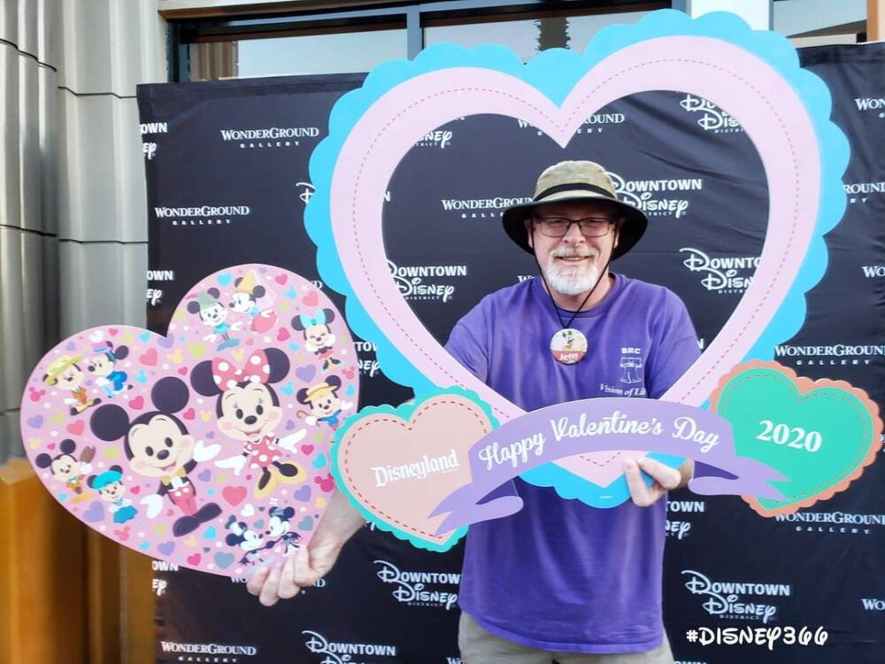 ¡Insólito! Amante de Disney logró récord luego asistir a los parques por más de 2.995 días seguidos Un fan de Disney, logró hacer historia, al quedar registrado en el libro mundial de los récords Guinness, luego de asistir por más de 2.995 días seguidos a los parques.