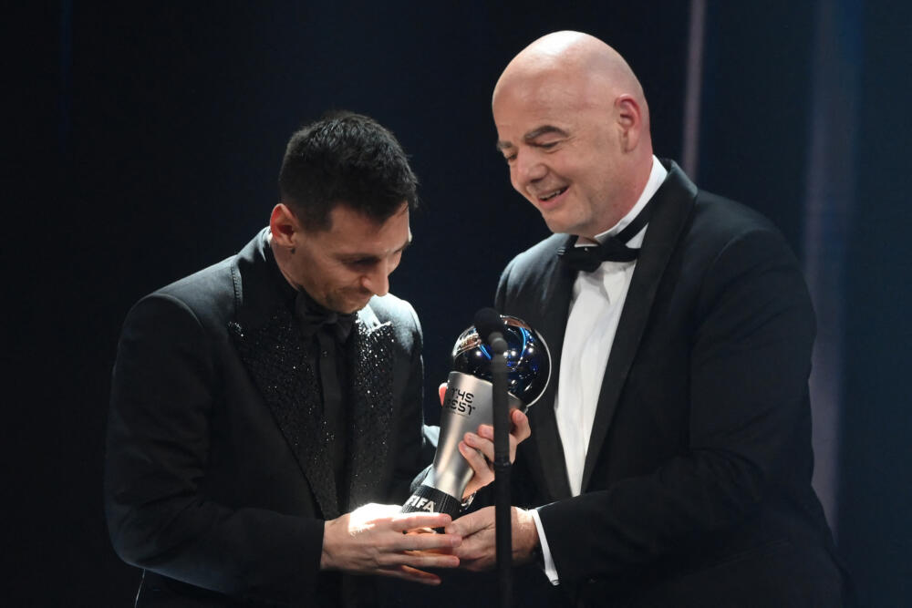 ¡Messi es indestronable! Mejor jugador del mundo en premios The Best El delantero argentino Lio Messi fue reconocido este lunes 27 de febrero con el premio 'The Best' de la Fifa al mejor jugador de 2022, trofeo que conquista por segunda vez en su carrera tras hacerlo en 2019 y que recompensa principalmente su papel en la conquista del Mundial con su selección en Catar.