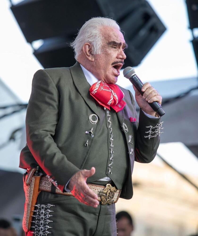 ¡Vicente Fernández sufrió antes de morir! Así lo reveló su hijo Alejandro El cantante Alejandro Fernández habló sobre los últimos días a los que se enfrentó su padre antes de irse al cielo.