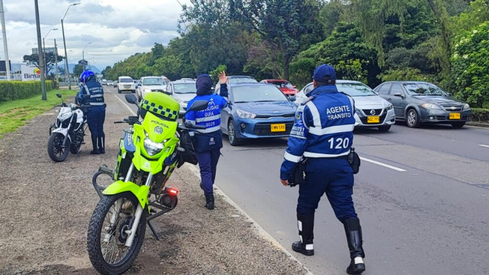 ¡Aliste el tapabocas! Será obligatorio en el transporte público 1 ¡Aliste el tapabocas! Será obligatorio en el transporte público En vista de la alerta ambiental que persiste en Bogotá, en las últimas horas la Secretaría de Ambiente emitió una serie de restricciones para mejorar la calidad del aire. Pero lo que más llamó la atención es que el uso del tapabocas volverá a ser obligatorio en el transporte público.