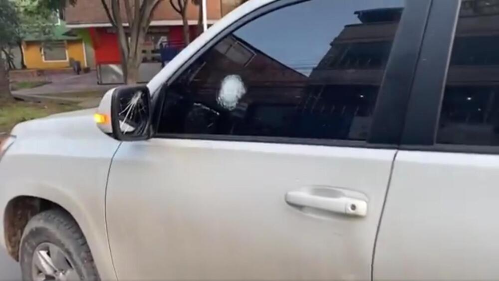 A bala cogieron la camioneta de firmante del Acuerdo de Paz y líder social de Soacha Se trata de Damier Quintero, quien en la madrugada de este viernes 10 de marzo de 2023, cuando se movilizaba en su camionera blindada en la localidad de Ciudad Bolívar, fue interceptado por delincuentes que cogieron a bala su camioneta.