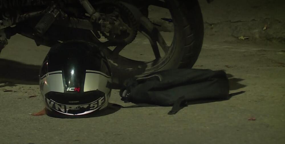 A bala recibieron a dos ladrones en el centro de Bogotá Dos presuntos ladrones fueron baleados luego de un intento de robo en el centro de Bogotá. Uno de los delincuentes falleció y el otro fue capturado.