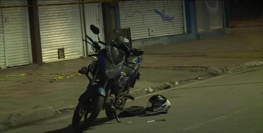 Balacera y muerte en el Eduardo Santos La noche de este miércoles en medio de un hurto que dos hombres habrían llevado a cabo en el barrio Eduardo Santos, en la localidad de Los Mártires, uno de los señalados delincuentes murió en un centro médico de la zona luego de que se enfrentara a tiros con la policía cuando intentaba huir. Su cómplice fue capturado en flagrancia. Los hombres fueron interceptados por uniformados que se encontraban realizando operaciones encubiertas en la zona. Les contamos.