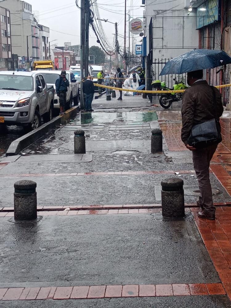 Le disparan en la cabeza a un hombre en Barrios Unidos En las últimas horas, en el barrio Baquero de la localidad de Barrios Unidos, las autoridades encontraron en plena vía pública, muy cerca de la plaza Lourdes, el cuerpo sin vida de un hombre que habría fallecido en medio de una ataque sicarial.
