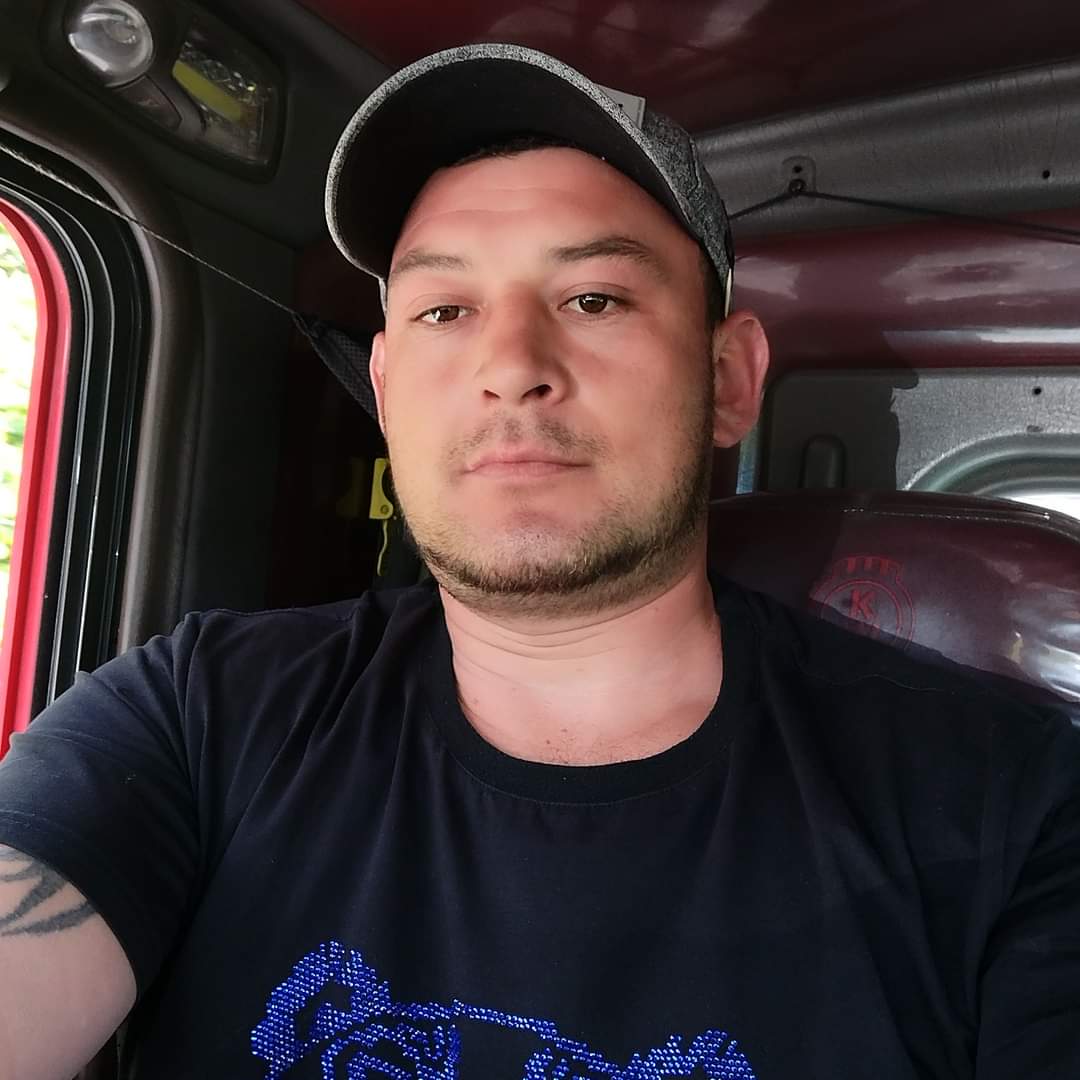 Sicarios asesinaron a un hombre en Mosquera 2 Sicarios asesinaron a un hombre en Mosquera Tras salir de su casa, ubicada en el barrio Sabana (municipio de Mosquera), sicarios terminaron con la vida de un hombre al propinarle dos disparos.