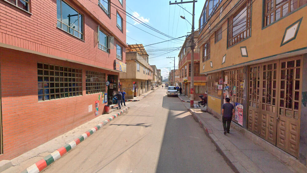 Sicarios asesinaron a un hombre en Mosquera 1 Sicarios asesinaron a un hombre en Mosquera Tras salir de su casa, ubicada en el barrio Sabana (municipio de Mosquera), sicarios terminaron con la vida de un hombre al propinarle dos disparos.