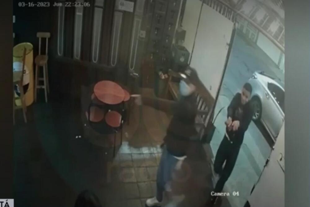 A botellazos sacaron a delincuentes de un bar en Normandía Mientras un grupo de personas departían al interior de un bar en el barrio Normandía, en la localidad de Engativá, tres peligrosos delincuentes ingresaron al lugar empuñando armas de fuego, con el fin de cometer un hurto.