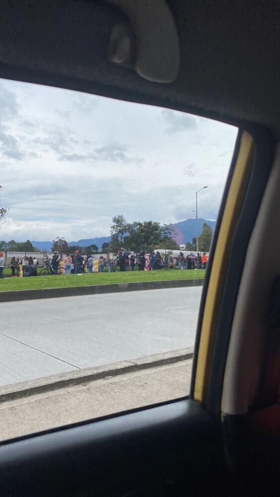 A esta hora TransMilenio suspende operaciones por la calle 26 1 A esta hora TransMilenio suspende operaciones por la calle 26 La empresa de transporte público Transmilenio informó que las troncales de la Avenida el Dorado, por la calle 26 se encuentran sin funcionar debido a las movilizaciones de la Asociación de Trabajadores y Trabajadoras de la Educación.