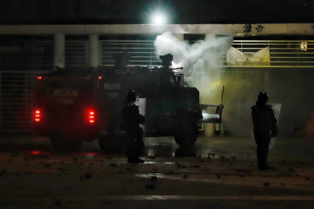 A esta hora: fuertes enfrentamientos entre estudiantes y el Esmad sobre la Calle 26 1 A esta hora: fuertes enfrentamientos entre estudiantes y el Esmad sobre la Calle 26 Fuertes enfrentamientos se están presentando a esta hora sobre la Calle 26, a la altura de la Universidad Nacional, entre estudiantes y el Esmad, por lo que se presenta cierre total de esta troncal y las estaciones de TransMilenio tampoco están prestando servicio.