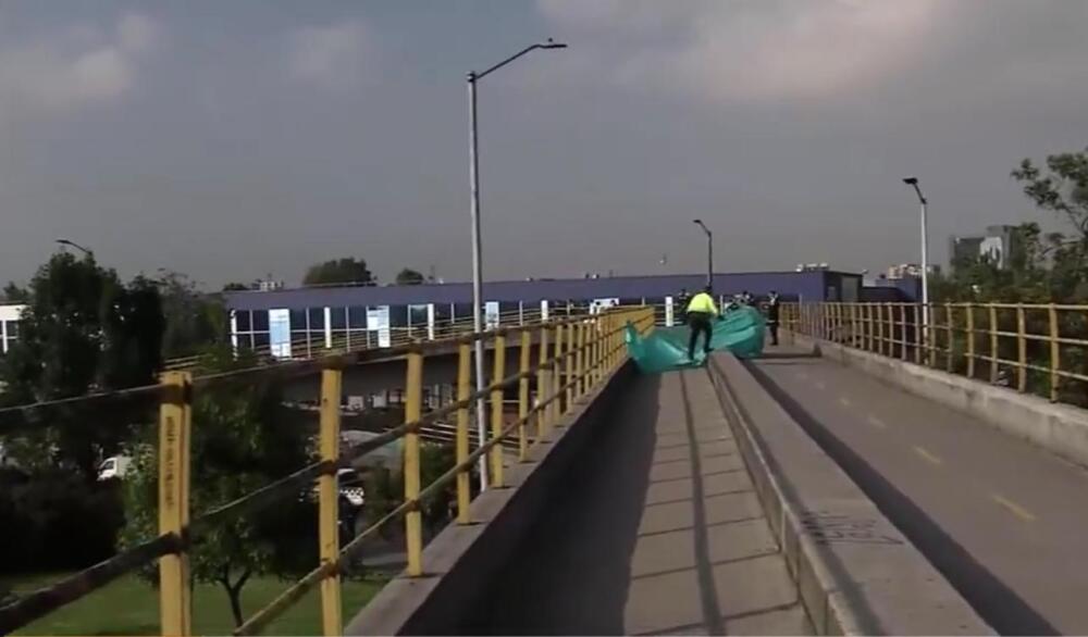 A esta hora: hallan cuerpo sin vida en puente peatonal de la Calle 26 1 A esta hora: hallan cuerpo sin vida en puente peatonal de la Calle 26 Cerca de las 9 de la mañana de este martes, Las autoridades hicieron presencia en el puente peatonal de la Calle 26 con Avenida Ciudad de Cali, pues se presentó el hallazgo de un cuerpo sin vida que correspondía a un hombre entre los 25 y 30 años.