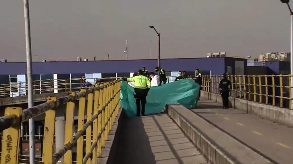 A esta hora: hallan cuerpo sin vida en puente peatonal de la Calle 26 5 A esta hora: hallan cuerpo sin vida en puente peatonal de la Calle 26 Cerca de las 9 de la mañana de este martes, Las autoridades hicieron presencia en el puente peatonal de la Calle 26 con Avenida Ciudad de Cali, pues se presentó el hallazgo de un cuerpo sin vida que correspondía a un hombre entre los 25 y 30 años.
