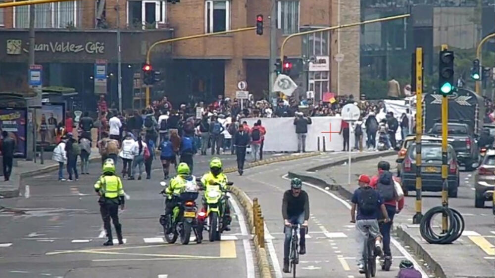 Última hora: manifestantes bloquean la carrera 7 con calle 60 7 Última hora: manifestantes bloquean la carrera 7 con calle 60 A esta hora se presentan manifestaciones sobre la Calle 60, a la altura de la carrera 7, por parte de los estudiantes de la Universidad Pedagógica, quienes se encuentran inconformes con las condiciones laborales de los docentes, y se movilizan en defensa de la educación pública.