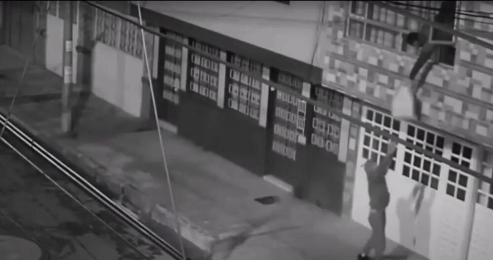 A la cana mujer que robaba viviendas en Soacha 1 A la cana mujer que robaba viviendas en Soacha En el barrio la Capilla, en el municipio de Soacha, las autoridades capturaron a una mujer que se encontraba robando un vivienda.
