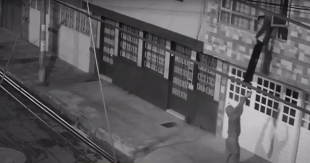 A la cana mujer que robaba viviendas en Soacha 2 A la cana mujer que robaba viviendas en Soacha En el barrio la Capilla, en el municipio de Soacha, las autoridades capturaron a una mujer que se encontraba robando un vivienda.