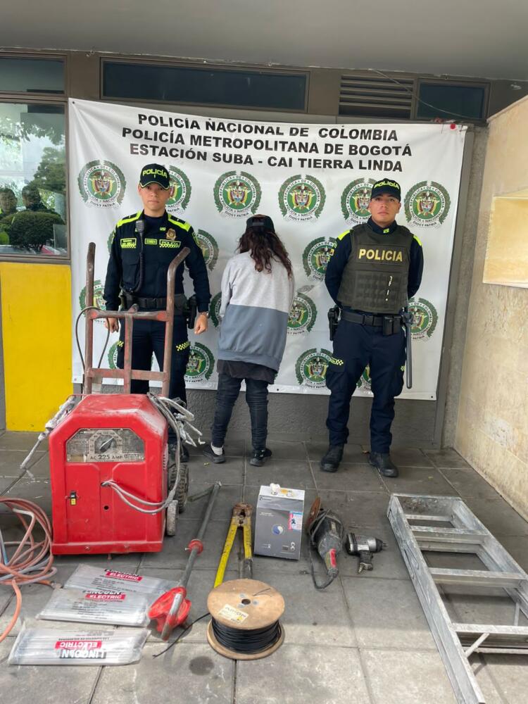A la cárcel mujer que había robado distribuidora de herramientas en Suba La Policía Metropolitana de Bogotá reportó en las últimas horas la captura de una mujer que había entrado a robar en un establecimiento (distribuidora de herramientas), en la localidad de Suba.