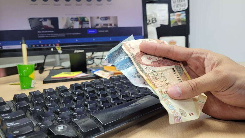 A vender con éxito en la Web El aumento de la presencia del comercio electrónico en la vida de los colombianos ha permitido que sean cada vez más los emprendimientos y las Pymes que se sumen a la tendencia de vender por internet.